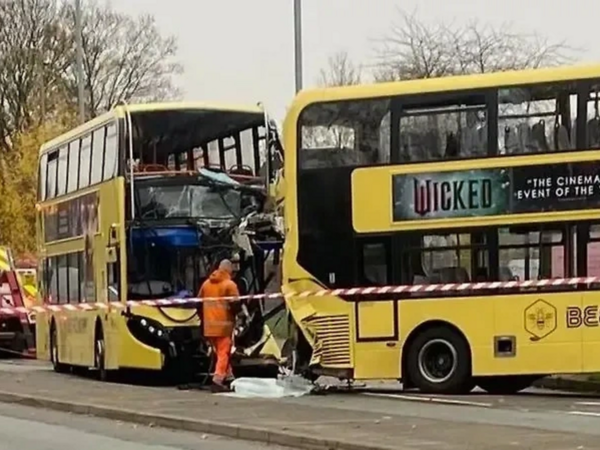 Britaniyada ikimərtəbəli avtobuslar toqquşdu: xeyli yaralı var