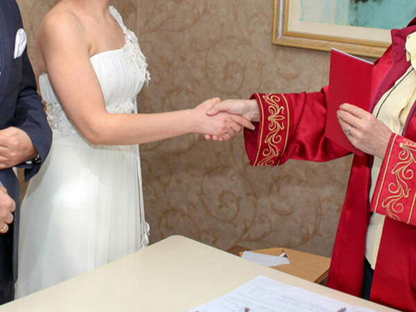 Nikah məmuru səhvən bəylə EVLƏNDİRİLDİ - <span class="color_red"> VİDEO - FOTO</span>