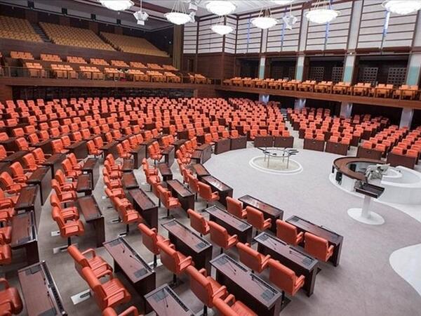 Türkiyədə millət vəkili milli məclisdə üzünü boyadı - FOTO