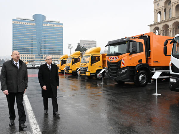 Prezident Bakıda kommunal xidmət göstərəcək müxtəlif xüsusi təyinatlı nəqliyyat vasitələri ilə tanış olub - FOTO