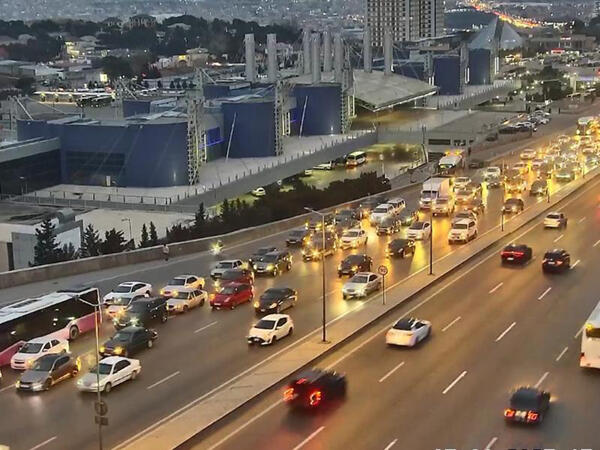 Bakıda sıxlıq müşahidə olunan yollar açıqlanıb - SİYAHI