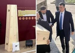 Deputat parlament iclasına tabut və kəfənlə gəldi - FOTO