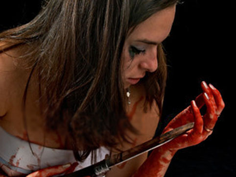 25 yaşlı qız sevgilisi ilə birlikdə atasını döyərək bıçaqlayıb