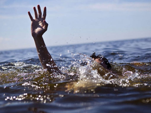 Üç uşaq atası su anbarında boğularaq ölüb